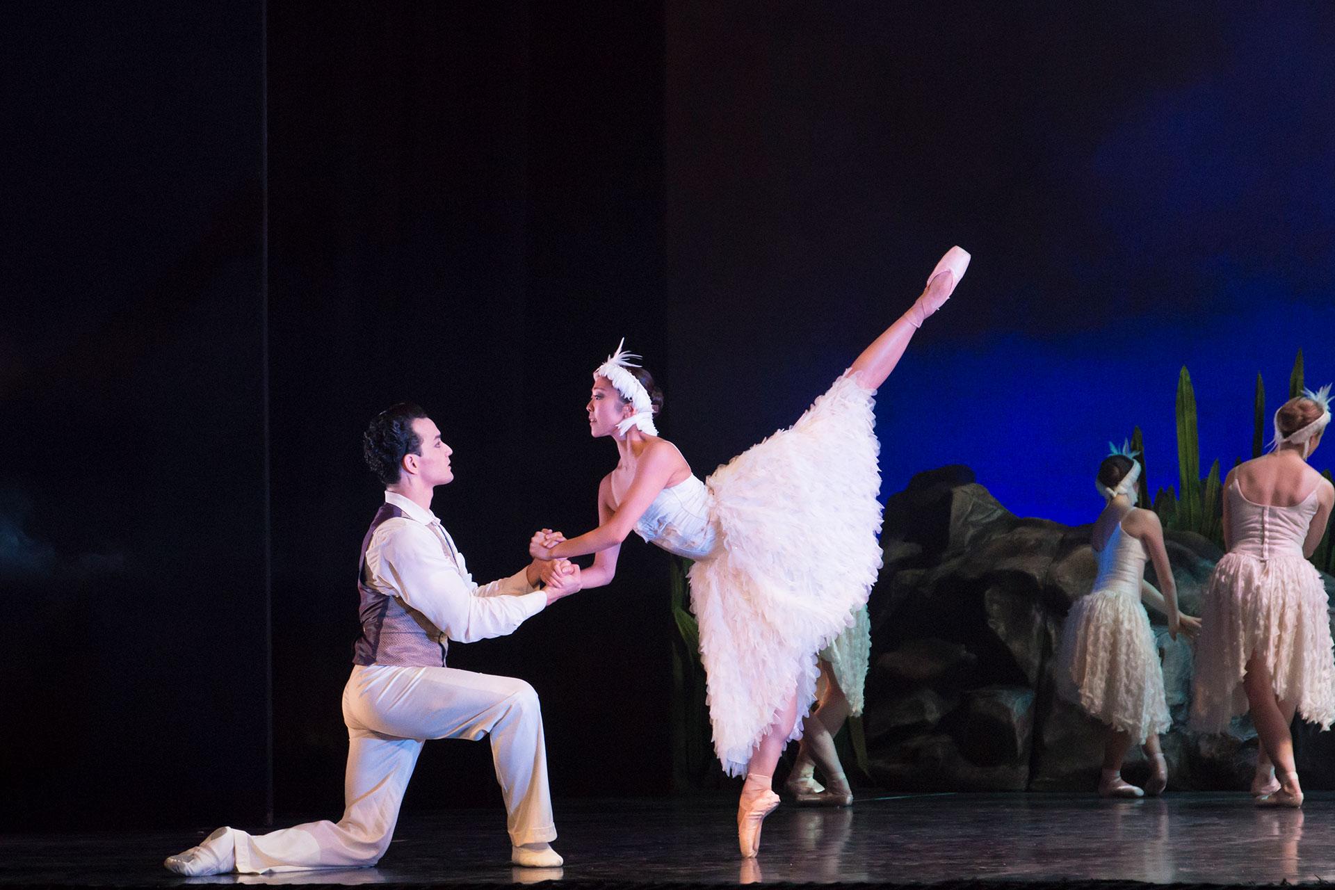 Anthony kneels before the mesmerising Odette