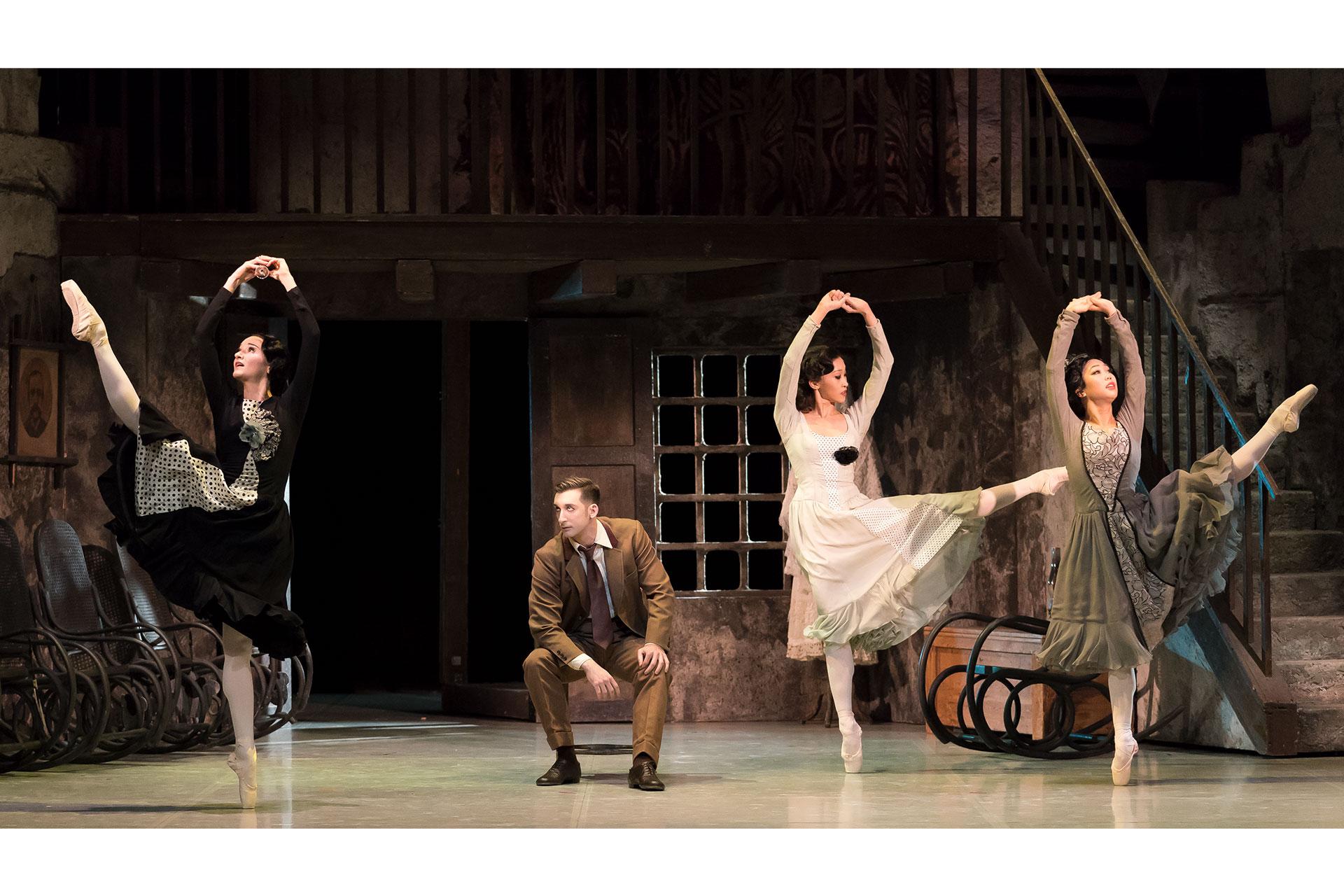 MacMillan, Las Hermanas, production, 2017, Dreda Blow, Giuliano Contadini, Minju Kang and Sarah Chun, photo Emma Kauldhar Dreda Blow, Giuliano Contadini, Minju Kang and Sarah Chun in Las Hermanas