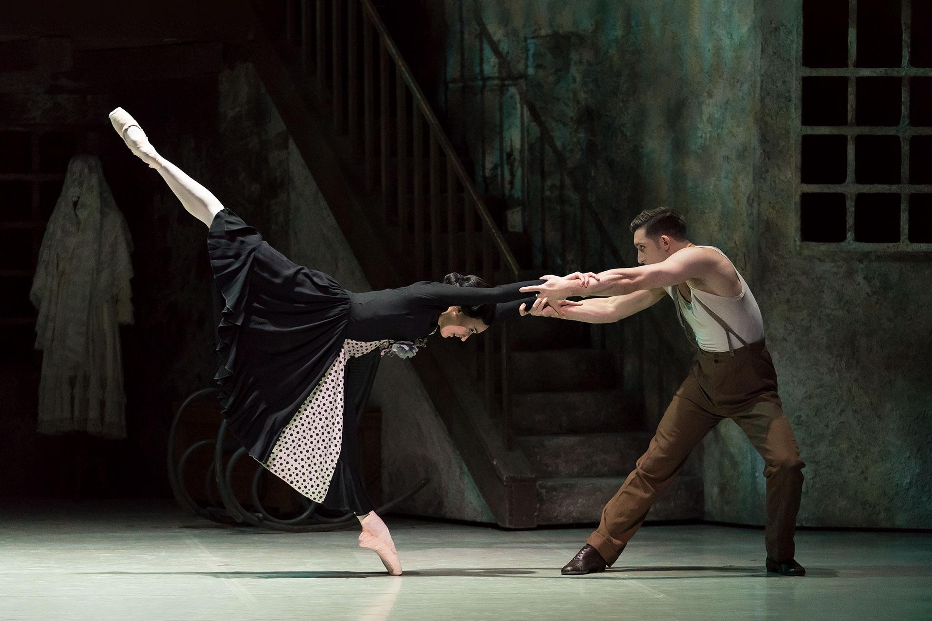 Dreda Blow and Giuliano Contadini in Las Hermanas