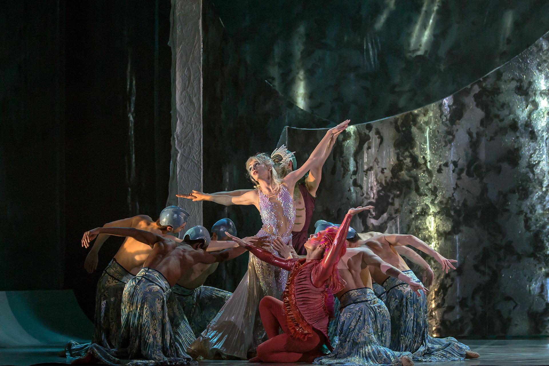 Marilla fights and Dillion tries to help her as Lyr confirms their pact