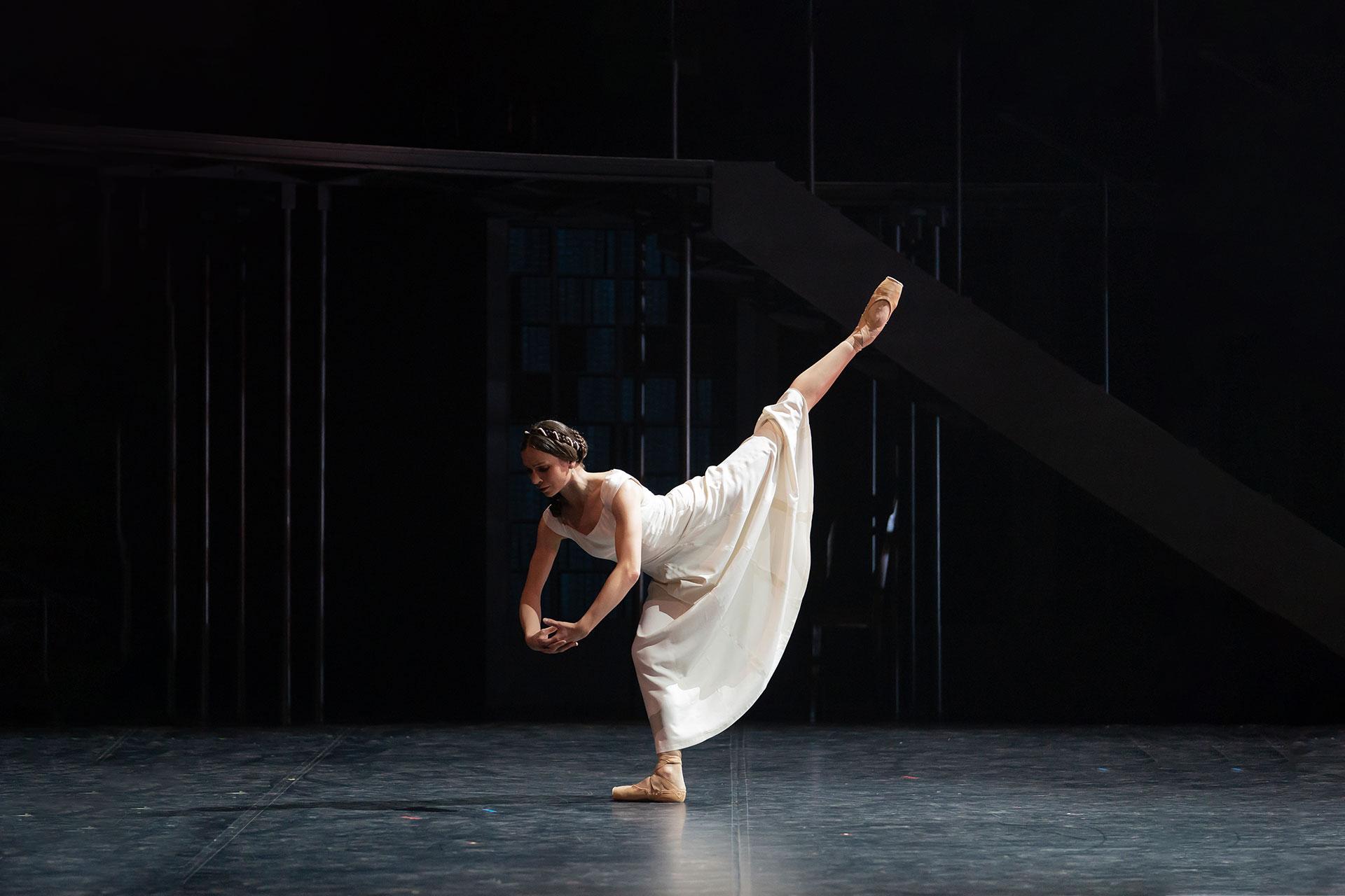 Victoria, production, 2019, Abigail Prudames, photo Emma Kauldhar Victoria leans forward and raise a leg high behind her
