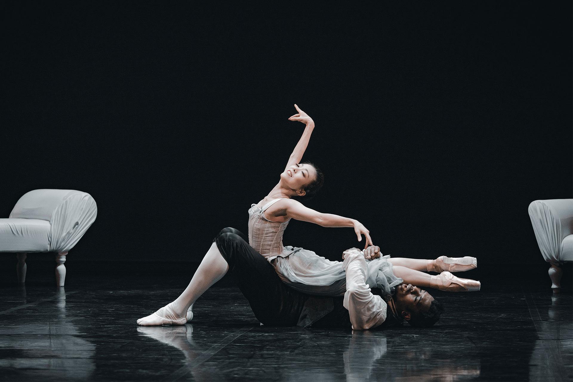 Mlindi Kulashe as Valmont and Ayami Miyata as Madame de Tourvel in Dangerous Liaisons. Photo Riku Ito
