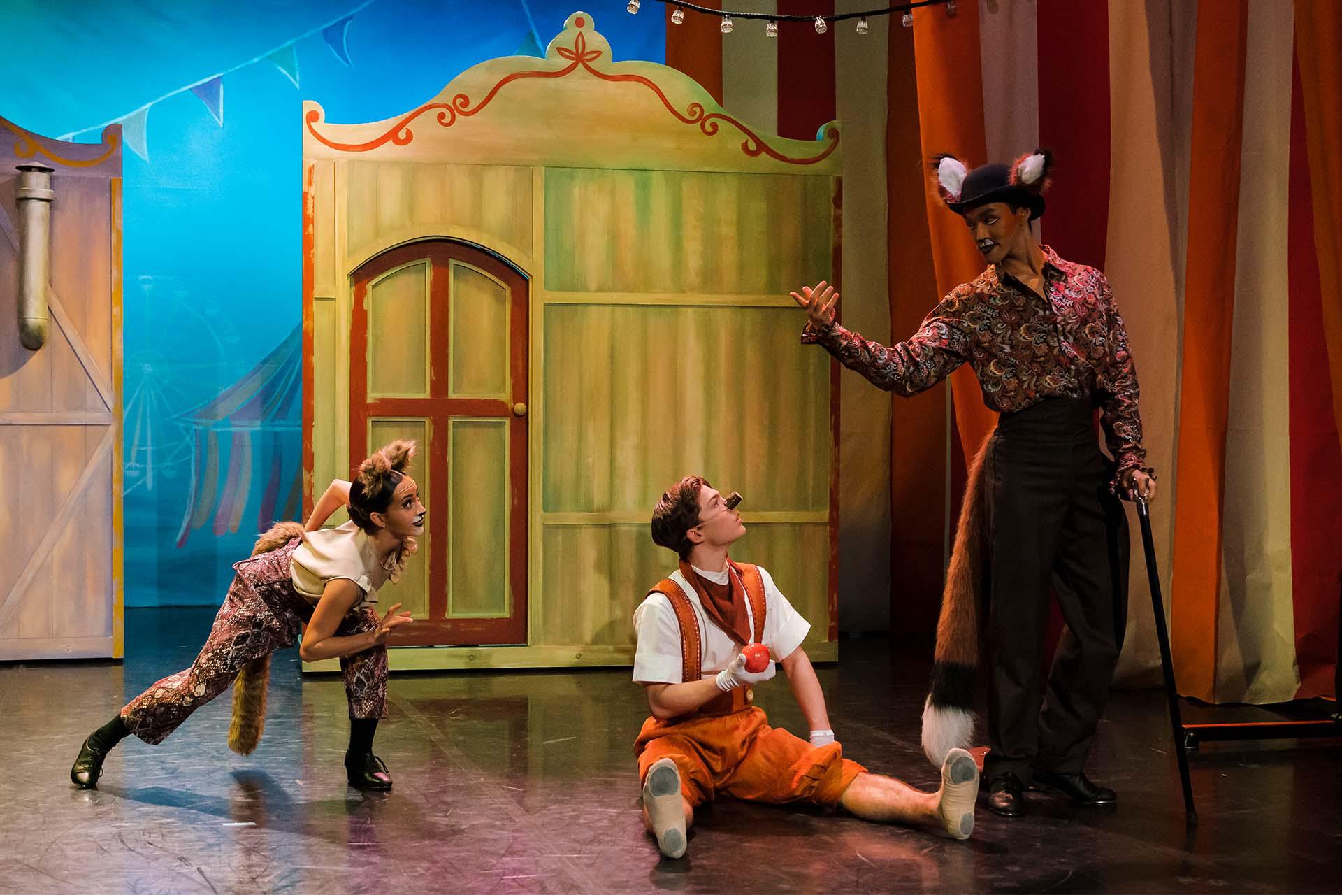 Phineus the Fox and Camden the Cat tell Pinocchio tales to seduce him into doing what they want