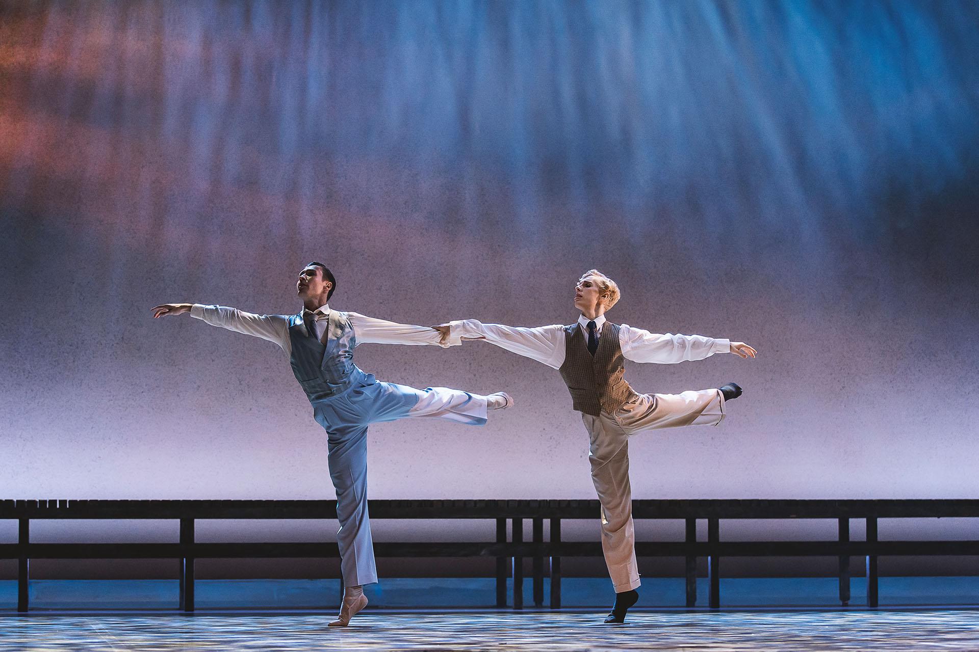 Gatsby and Carraway stand arabesque on the pier outside of Gatsby house