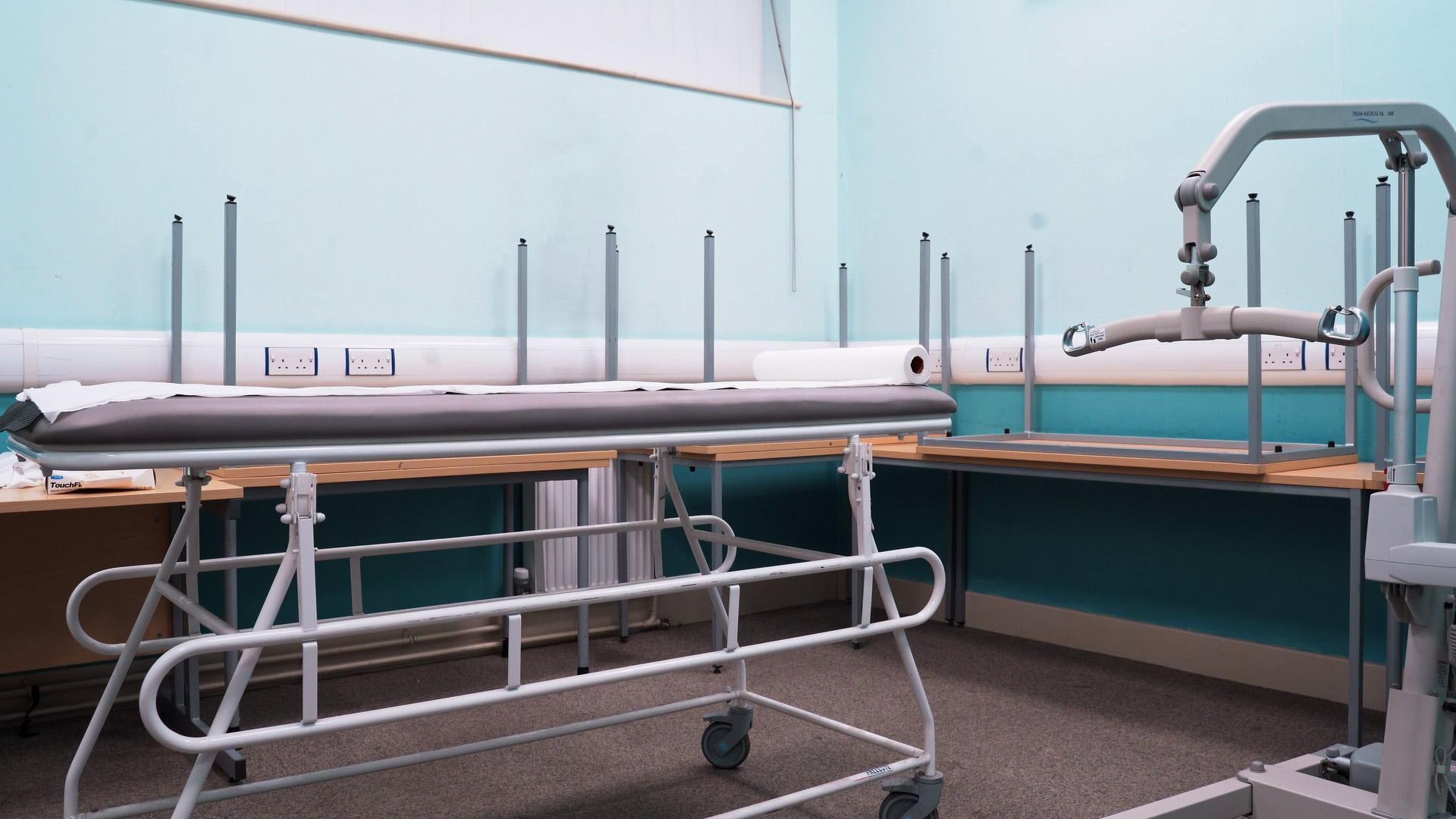 The changing room bed and hoist