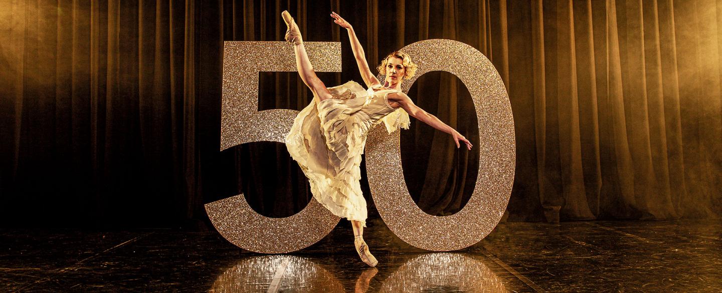Dance en pointe with left foot in the air