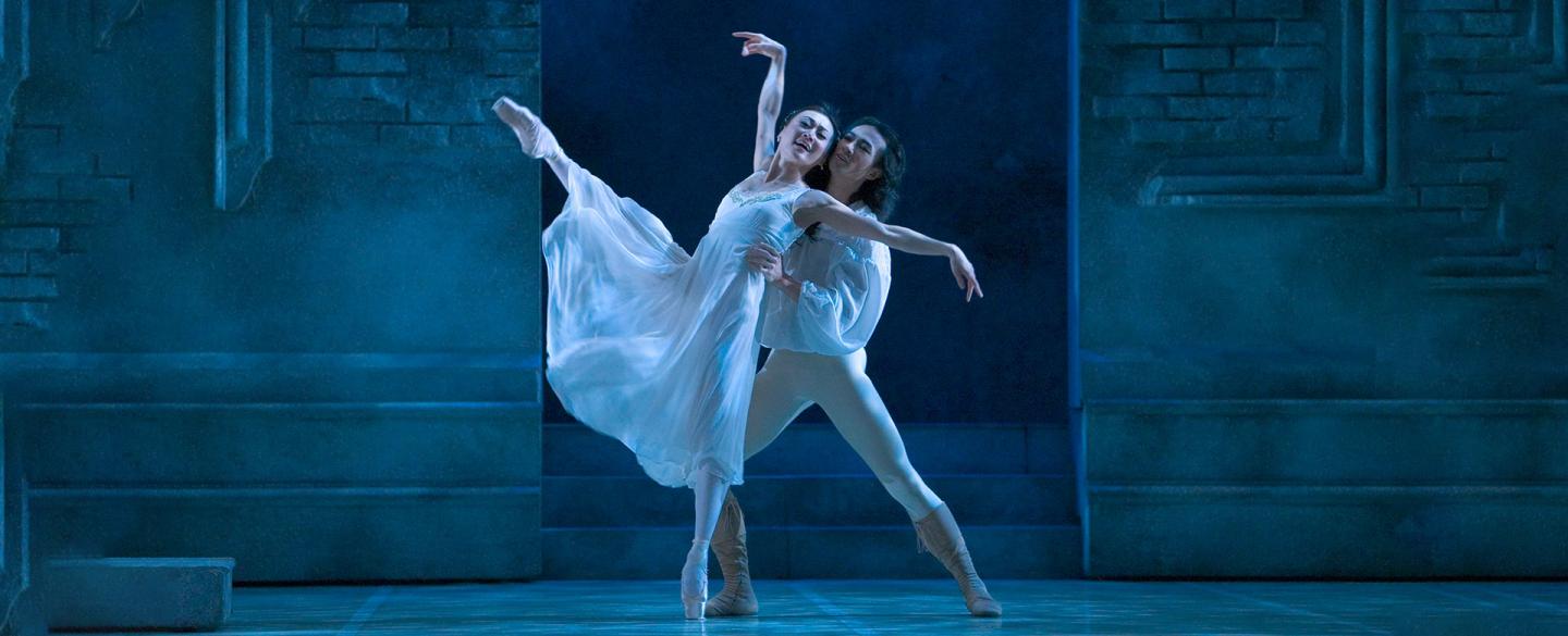 Chiaki Nagao and Hironao Takahashi in Romeo & Juliet, a ballet by Christopher Gable and Massimo Morricone