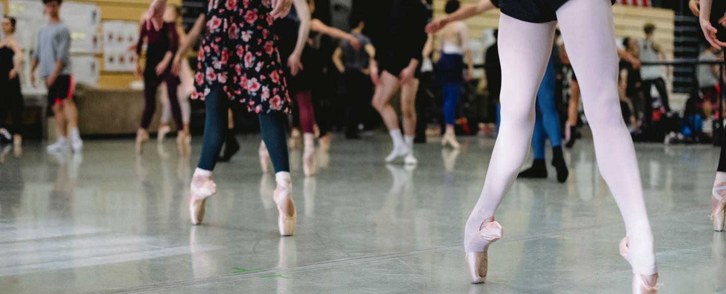Dancers en pointe in company class