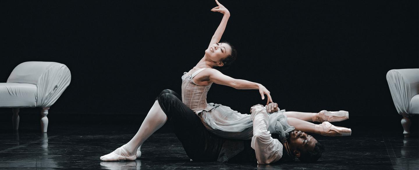 Mlindi Kulashe as Valmont and Ayami Miyata as Madame de Tourvel in Dangerous Liaisons. Photo Riku Ito