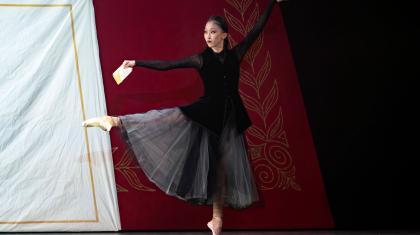 Minju Kang's Stepmother posed en pointe with one leg outstretched. Photo Emma Kauldhar.