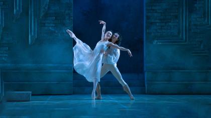 Chiaki Nagao and Hironao Takahashi in Romeo & Juliet, a ballet by Christopher Gable and Massimo Morricone