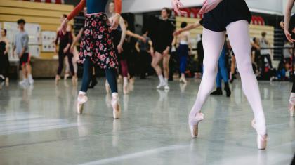 Dancers en pointe in company class